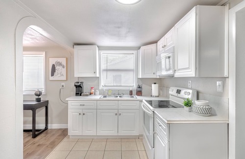 North Tampa House | Modern and Cozy Tampa Home, Minutes from Busch Gardens and Centralized Location