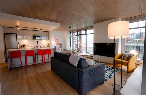 Central Apartment | Modern and Spacious Apartment with an amazing view in Gastown. 2 Bedroom 2 Bath