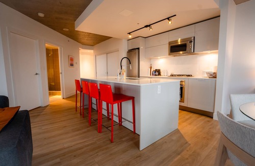 Central Apartment | Modern and Spacious Apartment with an amazing view in Gastown. 2 Bedroom 2 Bath