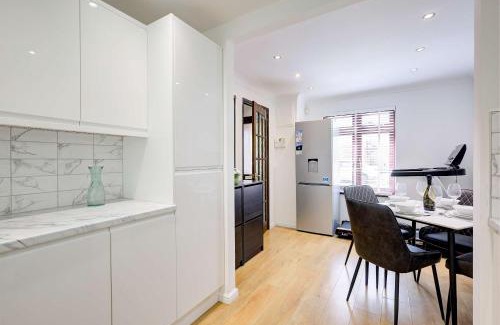 Newborough House | Modern and Spacious 3 Bedroom Home in Peterborough
