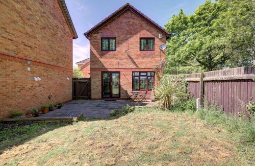 Newborough House | Modern and Spacious 3 Bedroom Home in Peterborough