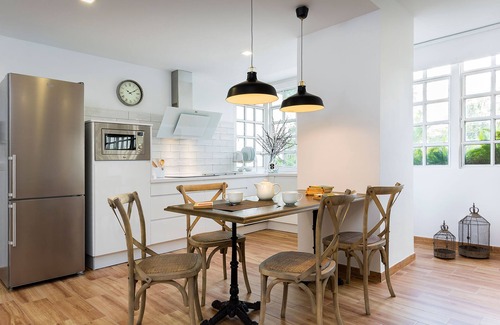 Santa Catalina Apartment | Modern and Spacious Loft in a Tranquil Location. San Leandro