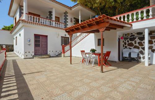 Buenavista del Norte Apartment | Modern Apartment in Buenavista del Norte with a Shared Pool