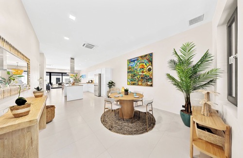 Malmok House | Modern Apartment 1 Minute WALK TO BEACH!