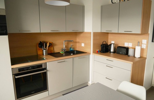 Arzon Apartment | Modern Apartment, 2 Bed, 4 Guests - Near Beach & Shops, Activities Galore!