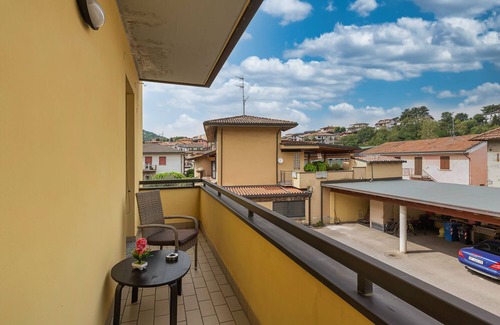 Paratico Apartment | Modern apartment a stone's throw from the lake with private parking