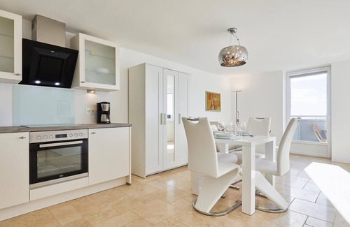 Westerland Apartment | Modern apartment, balcony with sea view, parking space, WLAN. Pets allowed.