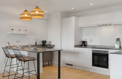 Torquay Apartment | Modern Apartment, Balcony w/Sea Views & Parking