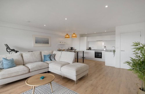Torquay Apartment | Modern Apartment, Balcony w/Sea Views & Parking