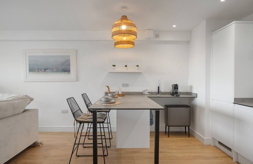 Torquay Apartment | Modern Apartment, Balcony w/Sea Views & Parking