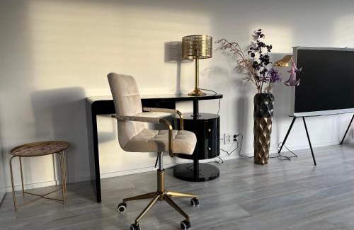 Prague 17 Apartment | Modern apartment close to Tram and Airport, free parking