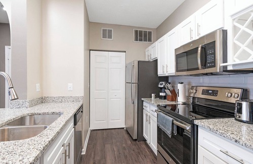 Jacksonville Apartment | Modern Apartment in Prime Location (ID1007X548)