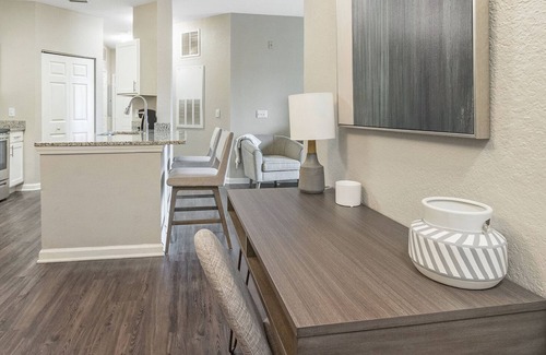 Hyde Park Apartment | Modern Apartment in Prime Location (ID8568X76)