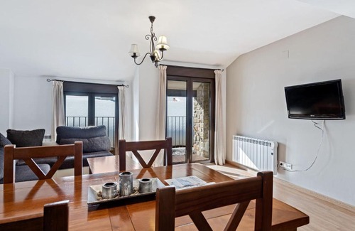 Gudar Apartment | Modern Apartment in Gudar with Balcony