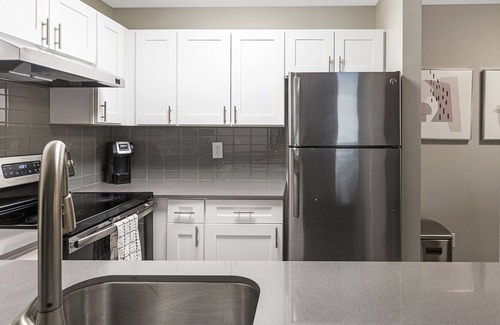 Thurston Apartment | Modern Apartment in Prime Location (ID9939X41)