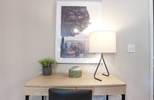 Bowling Green Apartment | Modern Apartment in Prime Location (ID3310X96)
