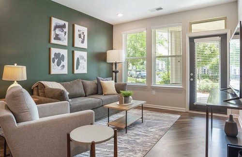 Bowling Green Apartment | Modern Apartment in Prime Location (ID3310X96)