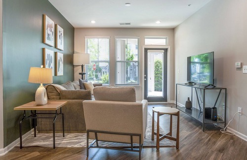 Bowling Green Apartment | Modern Apartment in Prime Location (ID3310X96)