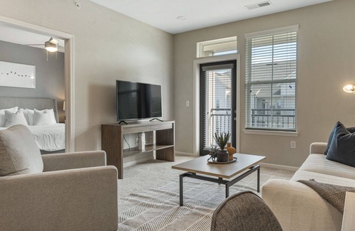 Bowling Green Apartment | Modern Apartment in Prime Location (ID8418X83)