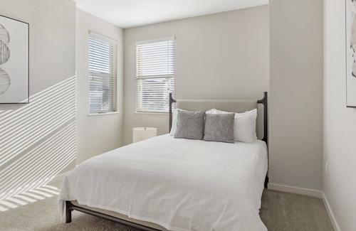 North Broadway - Holiday Apartment | Modern Apartment in Prime Location (ID8814)