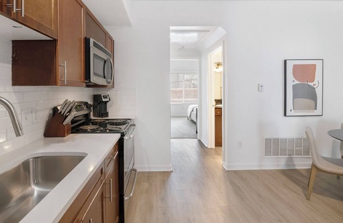 North Broadway - Holiday Apartment | Modern Apartment in Prime Location (ID1248X586)