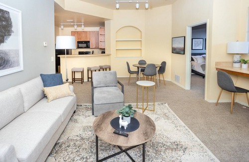 Brandon Apartment | Modern Apartment in Prime Location (ID6446)