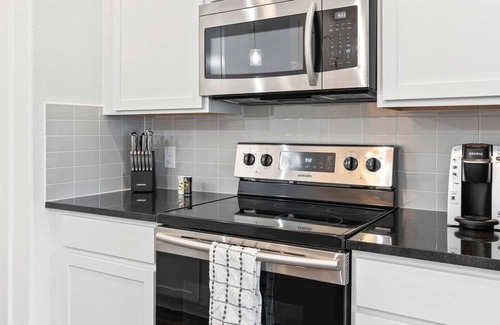Leander Apartment | Modern Apartment in Prime Location (ID7055X63)