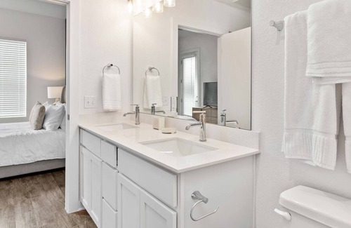 Leander Apartment | Modern Apartment in Prime Location (ID7055X63)