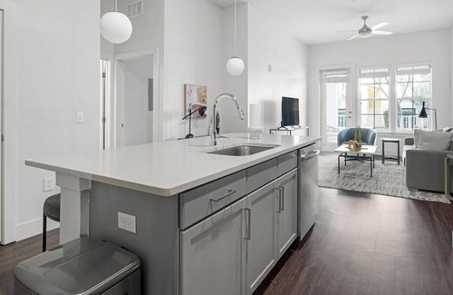 College Park Apartment | Modern Apartment in Prime Location (ID1384X699)