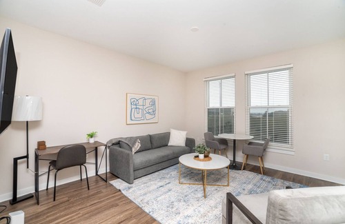 Westside Apartment | Modern Apartment in Prime Location (ID4766X5)