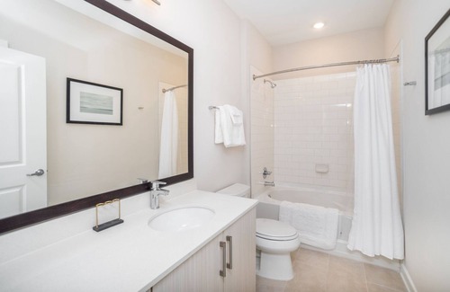 Westside Apartment | Modern Apartment in Prime Location (ID4766X5)