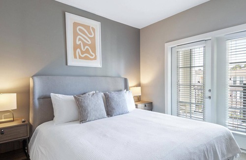 West Ashley Apartment | Modern Apartment in Prime Location (ID8650X14)