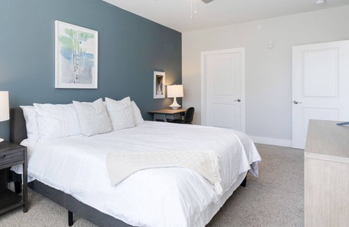 Roselawn Finance Apartment | Modern Apartment in Prime Location (ID6629X73)