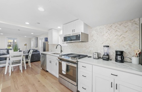 Forest Park Apartment | Modern apartment in great central location!