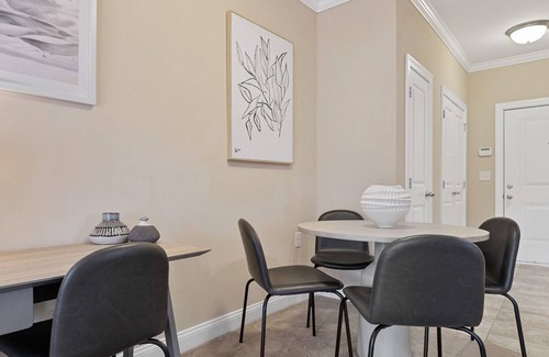 Greensboro Apartment | Modern Apartment in Prime Location (ID7829X28)