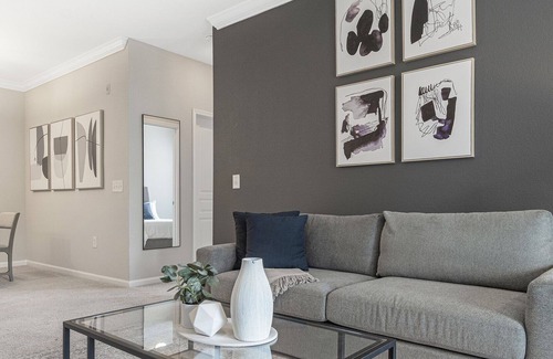 Raleigh Apartment | Modern Apartment in Prime Location (ID1004X259)