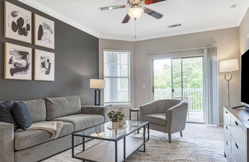 Raleigh Apartment | Modern Apartment in Prime Location (ID1004X259)