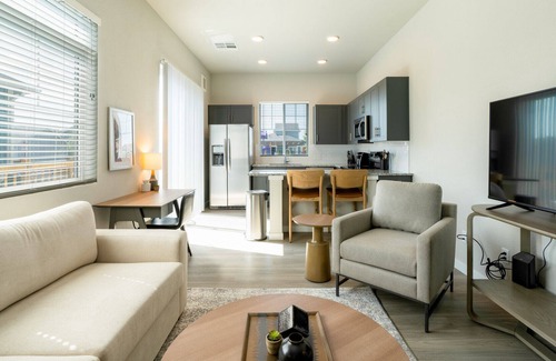 Thornton Apartment | Modern Apartment in Prime Location (ID5807X81)