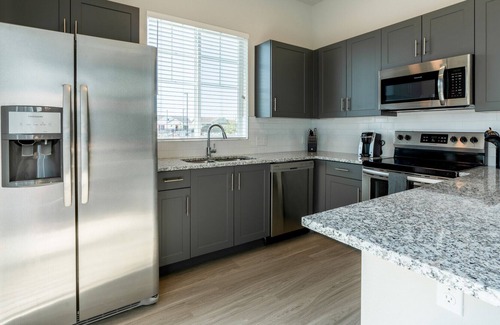 Thornton Apartment | Modern Apartment in Prime Location (ID5807X81)