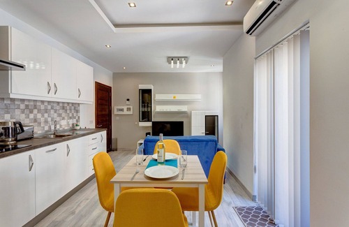 Tower Road Apartment | Modern Apartment just off the Promenade
