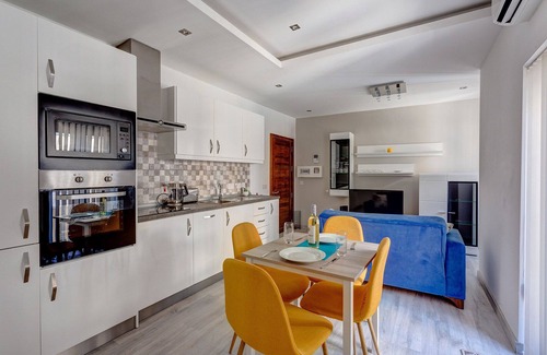 Tower Road Apartment | Modern Apartment just off the Promenade