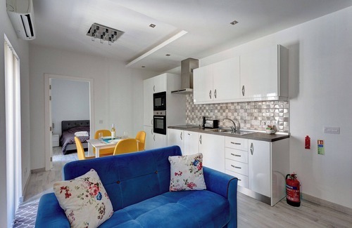 Tower Road Apartment | Modern Apartment just off the Promenade