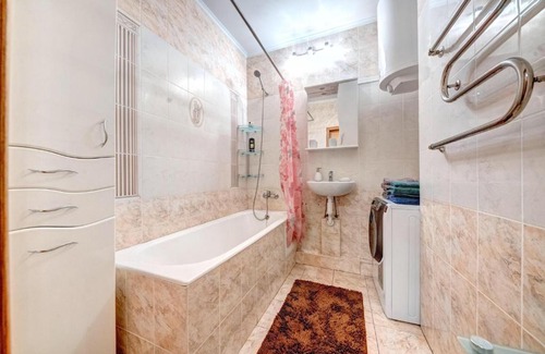 Dniprovs'kyi District Apartment | Modern apartment near park