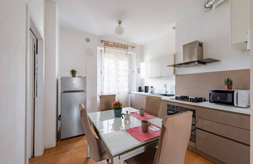Sud-Est Apartment | Modern apartment of 70 sqm located on the second floor (stairs to access), can accommodate up to 5 people.The accommodation is located a few steps from the city center of Verona, just 19 min walk from the University of Verona. The area is served by all m