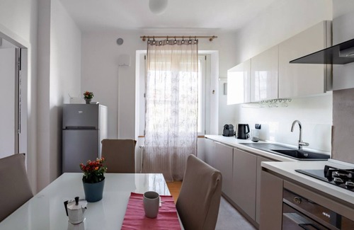Sud-Est Apartment | Modern apartment of 70 sqm located on the second floor (stairs to access), can accommodate up to 5 people.The accommodation is located a few steps from the city center of Verona, just 19 min walk from the University of Verona. The area is served by all m