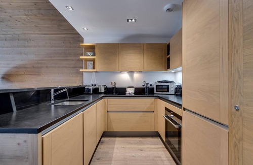 Le Cret Apartment | Modern Apartment with Terrace, Close to Center, Sleeps 8