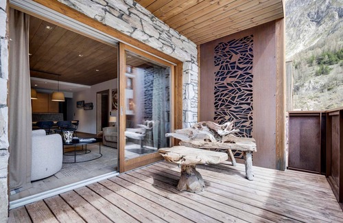 Le Cret Apartment | Modern Apartment with Terrace, Close to Center, Sleeps 8