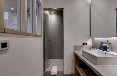 Le Cret Apartment | Modern Apartment with Terrace, Close to Center, Sleeps 8