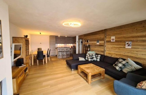 Veysonnaz Apartment | Modern apartment with balcony, ski access