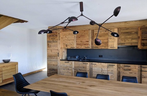 Veysonnaz Apartment | Modern apartment with balcony, ski access